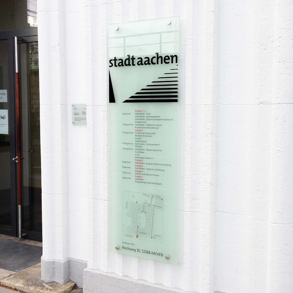 https://www.hennicken.de/wp-content/uploads/2019/03/leitsysteme-wegweiser-stadt-aachen-nadelfabrik-02-rotated-e1674045808288.jpg